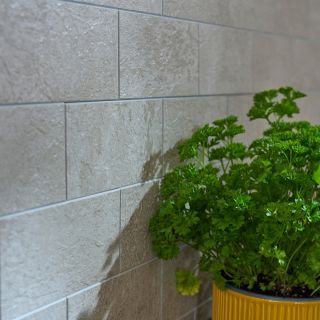 Prémiové samolepicí dlaždice vhodné za kuchyňskou linku nebo do koupelny. 💡 Snadná instalace bez potřeby odborníka –...